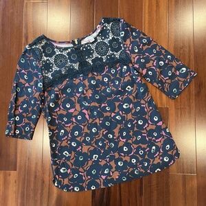 Boden Blue Top Floral Crochet Lace Detail 3/4 Sleeve Boho Print Back Zip Sz US 2